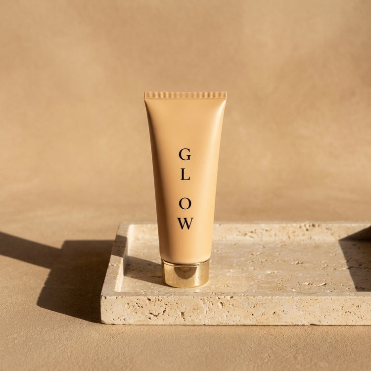 Exfoliant Enzymatique GLOW GLOW - packshot éditorial sur travertin