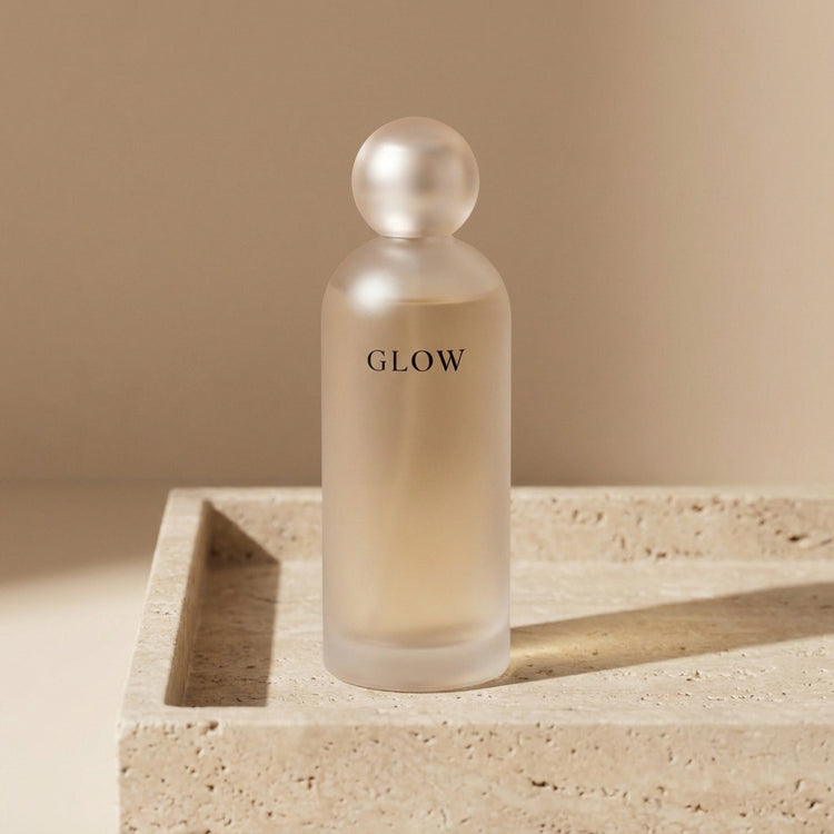 Eau Micellaire Nettoyante GLOW - packshot éditorial sur travertin
