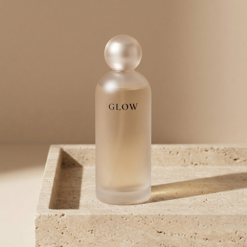 Eau Micellaire Nettoyante GLOW - packshot éditorial sur travertin