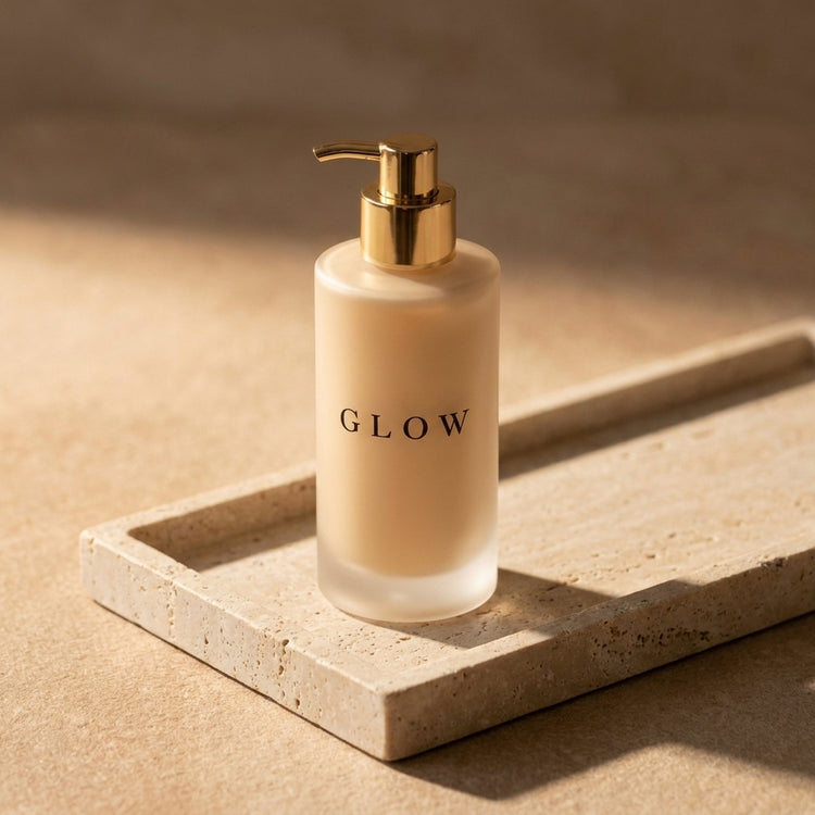 Huile Nettoyante Douce GLOW - packshot éditorial sur travertin