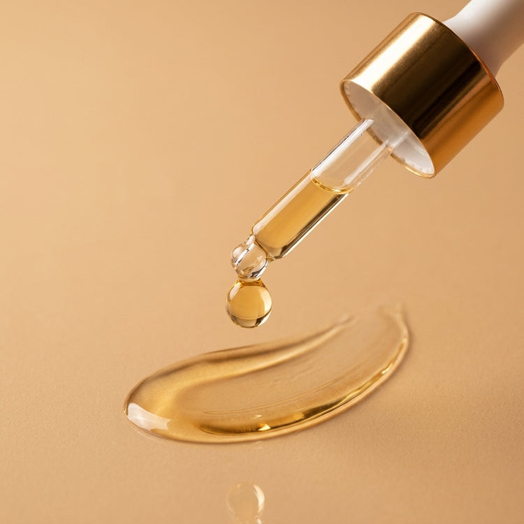 Texture du sérum : goutte et swatch doré